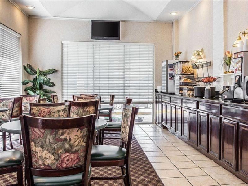 Econo Lodge Inn And Suites Dentsville Buitenkant foto